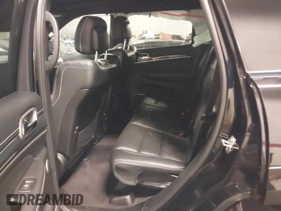 2017 Jeep Grand Cherokee SRT z VIN 1C4RJFDJ9HC739324, wystawiony jako IAAI lot #40898998 z przebiegiem 92 547 mil mil oraz . Historia ofert i sprzedaży dostępna na DreamBid. Obrazek 8.