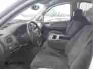 2007 Chevrolet Suburban LTZ z VIN 1GNFC16077R223342, wystawiony jako IAAI lot #42513496 z przebiegiem 256 637 mil mil oraz . Historia ofert i sprzedaży dostępna na DreamBid. Obrazek 5.