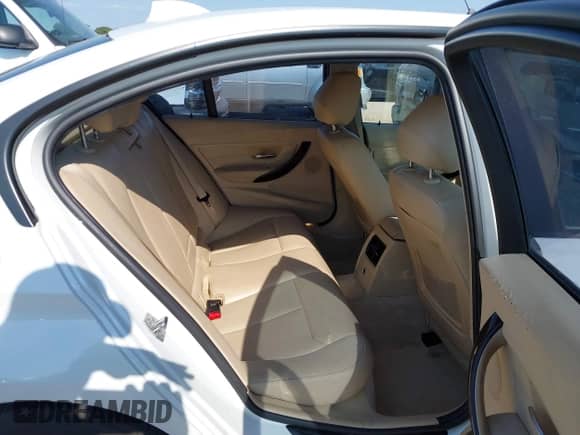 2015 BMW 3 Series 328i z VIN WBA3A5G56FNS83909, wystawiony jako IAAI lot #42931894 z przebiegiem 131 937 mil mil oraz . Historia ofert i sprzedaży dostępna na DreamBid. Obrazek 8.