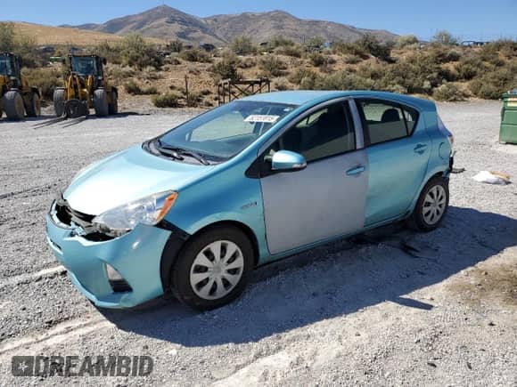 2014 Toyota Prius Two z VIN JTDKDTB33E1064377, wystawiony jako Copart lot #82151815 z przebiegiem 132 058 mil mil oraz Szkoda całkowita • Salvage title. Historia ofert i sprzedaży dostępna na DreamBid. Obrazek 1.