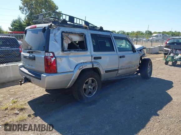 2006 Jeep Commander z VIN 1J8HG48N76C131206, wystawiony jako IAAI lot #43163922 z przebiegiem 178 593 mil mil oraz . Historia ofert i sprzedaży dostępna na DreamBid. Obrazek 4.
