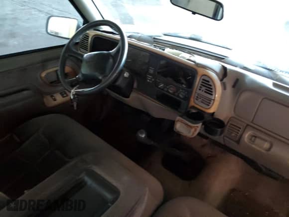 1998 GMC Sierra 1500 z VIN 1GTEC19M6WE521695, wystawiony jako Copart lot #57963205 z przebiegiem 282 910 mil mil oraz Szkoda całkowita • Salvage title. Historia ofert i sprzedaży dostępna na DreamBid. Obrazek 8.