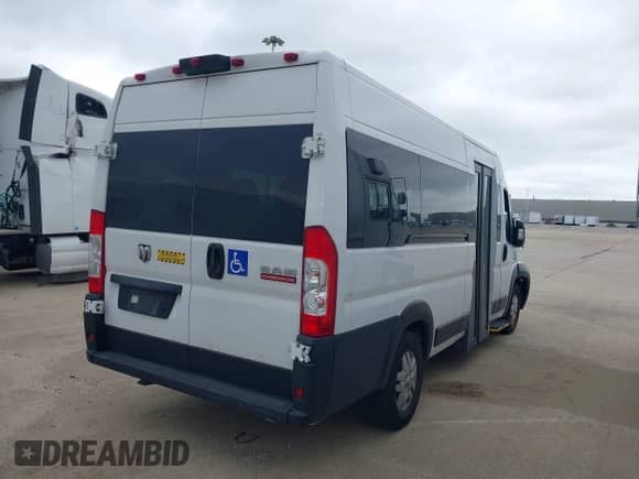 2020 Ram ProMaster z VIN 3C6URVUG1LE113972, wystawiony jako IAAI lot #42729990 z przebiegiem 45 177 mil mil oraz . Historia ofert i sprzedaży dostępna na DreamBid. Obrazek 4.