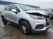 2018 Chevrolet Trax LS z VIN 3GNCJKSB4JL235839, wystawiony jako Copart lot #49869135 z przebiegiem 78 687 mil mil oraz Szkoda całkowita • Salvage title. Historia ofert i sprzedaży dostępna na DreamBid. Obrazek 4.