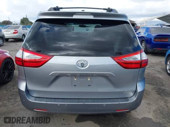 2017 Toyota Sienna XLE Auto Access Seat z VIN 5TDYZ3DC6HS809784, wystawiony jako IAAI lot #41546264 z przebiegiem 98 937 mil mil oraz . Historia ofert i sprzedaży dostępna na DreamBid. Obrazek 17.