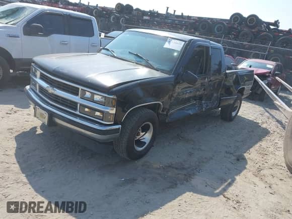 1998 Chevrolet Silverado 1500 z VIN 2GCEC19R7W1103854, wystawiony jako IAAI lot #43234033 z przebiegiem 276 944 mil mil oraz . Historia ofert i sprzedaży dostępna na DreamBid. Obrazek 2.