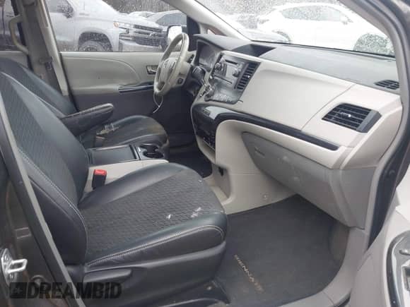 2011 Toyota Sienna SE z VIN 5TDXK3DC3BS143331, wystawiony jako IAAI lot #41758043 z przebiegiem 215 490 mil mil oraz . Historia ofert i sprzedaży dostępna na DreamBid. Obrazek 5.