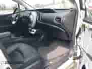 2018 Toyota Prius Plus z VIN JTDKARFP2J3078424, wystawiony jako IAAI lot #42532918 z przebiegiem 93 465 mil mil oraz . Historia ofert i sprzedaży dostępna na DreamBid. Obrazek 5.