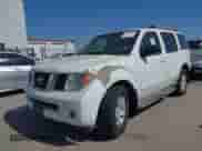 2005 Nissan Pathfinder SE z VIN 5N1AR18U35C771657, wystawiony jako IAAI lot #41793114 z przebiegiem 181 777 mil mil oraz . Historia ofert i sprzedaży dostępna na DreamBid. Obrazek 2.