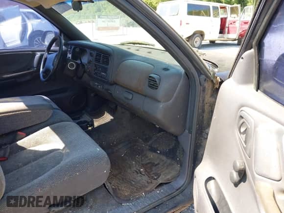1999 Dodge Dakota SLT z VIN 1B7FL26X3XS128362, wystawiony jako IAAI lot #42952135 z przebiegiem 179 429 mil mil oraz . Historia ofert i sprzedaży dostępna na DreamBid. Obrazek 5.