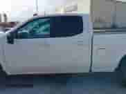 2020 Chevrolet Silverado 1500 LT z VIN 1GCRWCED8LZ159240, wystawiony jako IAAI lot #40765702 z przebiegiem 89 461 mil mil oraz . Historia ofert i sprzedaży dostępna na DreamBid. Obrazek 14.