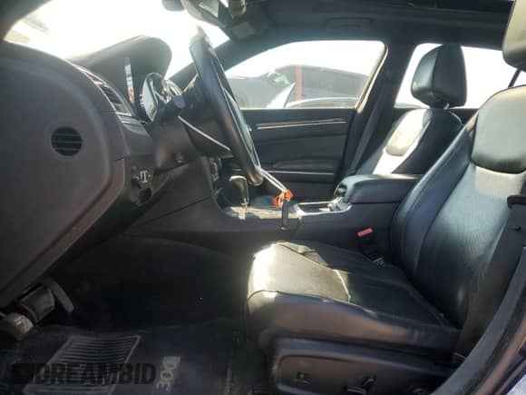 2011 Chrysler 300 C z VIN 2C3CA6CT1BH518964, wystawiony jako Copart lot #80346805 z przebiegiem 192 786 mil mil oraz Czysty tytuł • Clean title. Historia ofert i sprzedaży dostępna na DreamBid. Obrazek 7.