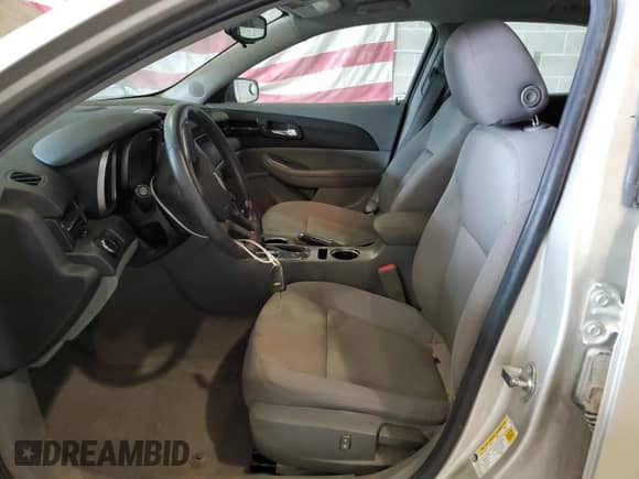 2015 Chevrolet Malibu LS z VIN 1G11B5SL1FF211807, wystawiony jako Copart lot #84881435 z przebiegiem 134 649 mil mil oraz Szkoda całkowita • Salvage title. Historia ofert i sprzedaży dostępna na DreamBid. Obrazek 7.