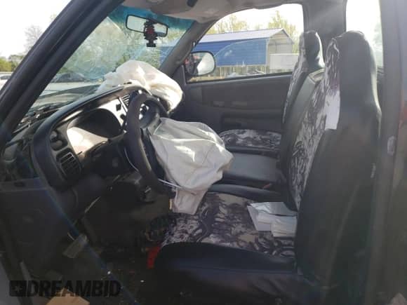 1998 Dodge 1500 z VIN 3B7HC16Y1WM205541, wystawiony jako Copart lot #62191735 z przebiegiem 113 610 mil mil oraz Nie do naprawy • Non repairable. Historia ofert i sprzedaży dostępna na DreamBid. Obrazek 7.