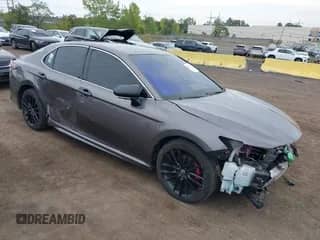 2022 Toyota Camry Hybrid XSE z VIN 4T1K31AK7NU580283, wystawiony jako IAAI lot #43297872 z przebiegiem 161 989 mil mil oraz . Historia ofert i sprzedaży dostępna na DreamBid. Obrazek 1.