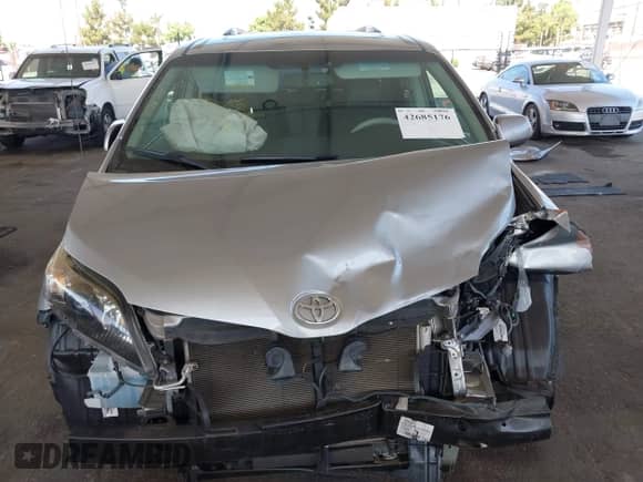 2014 Toyota Sienna SE with VIN 5TDXK3DC8ES485443, listed as a IAAI auction lot 42685176 with 91,853 mi miles and . Bid and sale history available at DreamBid. Image 13.