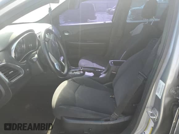 2013 Chrysler 200 Touring z VIN 1C3CCBBG1DN659423, wystawiony jako Copart lot #72021545 z przebiegiem Nie podano mil oraz Szkoda całkowita • Salvage title. Historia ofert i sprzedaży dostępna na DreamBid. Obrazek 7.