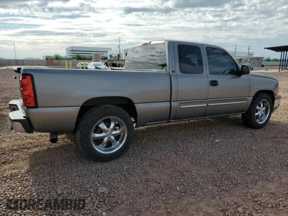 2006 Chevrolet Silverado 1500 LT1 z VIN 1GCEC19Z36Z276701, wystawiony jako Copart lot #70864855 z przebiegiem 233 957 mil mil oraz Czysty tytuł • Clean title. Historia ofert i sprzedaży dostępna na DreamBid. Obrazek 3.