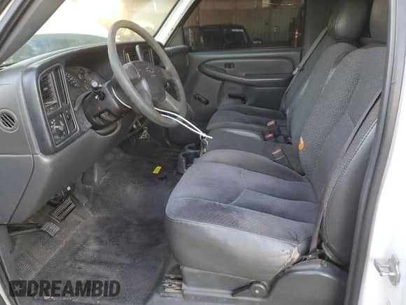 2006 Chevrolet Silverado 2500HD Work Truck z VIN 1GCHC24U96E291242, wystawiony jako Copart lot #84553314 z przebiegiem 340 870 mil mil oraz Czysty tytuł • Clean title. Historia ofert i sprzedaży dostępna na DreamBid. Obrazek 7.
