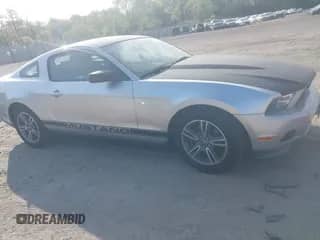 2012 Ford Mustang V6 z VIN 1ZVBP8AM0C5225673, wystawiony jako IAAI lot #42169323 z przebiegiem 73 246 mil mil oraz . Historia ofert i sprzedaży dostępna na DreamBid. Obrazek 1.