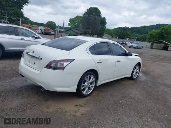 2013 Nissan Maxima SV z VIN 1N4AA5AP1DC825064, wystawiony jako IAAI lot #42550258 z przebiegiem 145 222 mil mil oraz . Historia ofert i sprzedaży dostępna na DreamBid. Obrazek 4.
