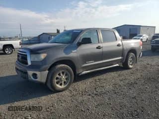 2012 Toyota Tundra с VIN 5TFDY5F1XCX241146, выставлен на аукционе Copart как лот 71637095 с пробегом 176 762 миль миль и Списание • Salvage title. История ставок и продаж доступна на DreamBid. Изображение 1.