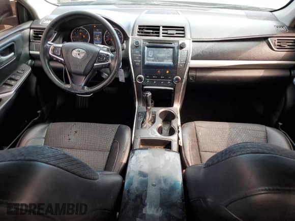 2015 Toyota Camry SE z VIN 4T1BF1FK5FU894791, wystawiony jako Copart lot #82327015 z przebiegiem 218 883 mil mil oraz Szkoda całkowita • Salvage title. Historia ofert i sprzedaży dostępna na DreamBid. Obrazek 8.