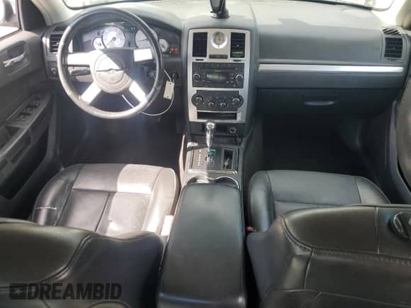 2010 Chrysler 300 Touring z VIN 2C3CA5CV0AH152067, wystawiony jako Copart lot #84941475 z przebiegiem 121 634 mil mil oraz Szkoda całkowita • Salvage title. Historia ofert i sprzedaży dostępna na DreamBid. Obrazek 8.