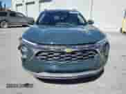 2025 Chevrolet Trax LT z VIN KL77LHEP7SC244186, wystawiony jako Copart lot #85184155 z przebiegiem 4 563 mil mil oraz Czysty tytuł • Clean title. Historia ofert i sprzedaży dostępna na DreamBid. Obrazek 5.