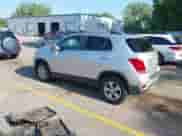 2017 Chevrolet Trax LT z VIN KL7CJPSB3HB136914, wystawiony jako IAAI lot #42380466 z przebiegiem 126 303 mil mil oraz . Historia ofert i sprzedaży dostępna na DreamBid. Obrazek 3.