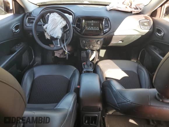 2021 Jeep Compass Latitude z VIN 3C4NJCBB2MT589869, wystawiony jako Copart lot #77095944 z przebiegiem 65 195 mil mil oraz Szkoda całkowita • Salvage title. Historia ofert i sprzedaży dostępna na DreamBid. Obrazek 8.