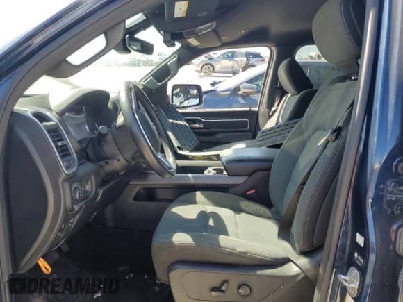 2022 Ram 1500 Lone Star z VIN 1C6RREBT6NN187330, wystawiony jako Copart lot #46941135 z przebiegiem 80 181 mil mil oraz Czysty tytuł • Clean title. Historia ofert i sprzedaży dostępna na DreamBid. Obrazek 7.