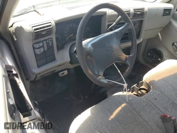 1996 Chevrolet S-10 с VIN 1GCCS1447TK142204, выставлен на аукционе Copart как лот 64636195 с пробегом 95 253 миль миль и Списание • Salvage title. История ставок и продаж доступна на DreamBid. Изображение 8.