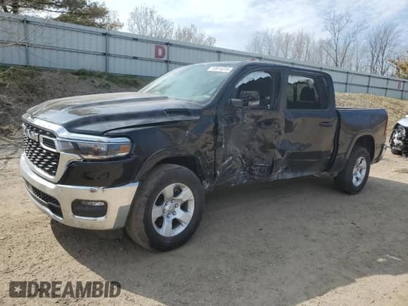 2025 Ram 1500 Big Horn z VIN 1C6SRFFP3SN584185, wystawiony jako Copart lot #53614315 z przebiegiem 19 498 mil mil oraz Czysty tytuł • Clean title. Historia ofert i sprzedaży dostępna na DreamBid. Obrazek 1.