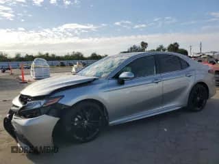 2022 Toyota Camry Hybrid XSE z VIN 4T1K31AK1NU585687, wystawiony jako Copart lot #81954735 z przebiegiem 26 509 mil mil oraz Szkoda całkowita • Salvage title. Historia ofert i sprzedaży dostępna na DreamBid. Obrazek 1.