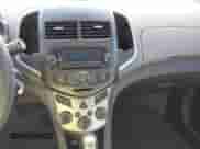 2013 Chevrolet Sonic LT с VIN 1G1JC6SG3D4142309, выставлен на аукционе IAAI как лот 43463764 с пробегом 82 411 миль миль и . История ставок и продаж доступна на DreamBid. Изображение 16.