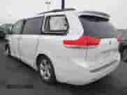 2011 Toyota Sienna LE z VIN 5TDKK3DC4BS145664, wystawiony jako IAAI lot #43001214 z przebiegiem Nie podano mil oraz . Historia ofert i sprzedaży dostępna na DreamBid. Obrazek 3.