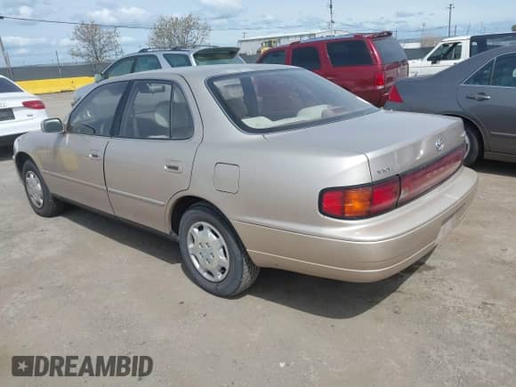 1993 Toyota Camry LE z VIN JT2SK12E6P0122365, wystawiony jako IAAI lot #41977260 z przebiegiem 162 971 mil mil oraz . Historia ofert i sprzedaży dostępna na DreamBid. Obrazek 3.