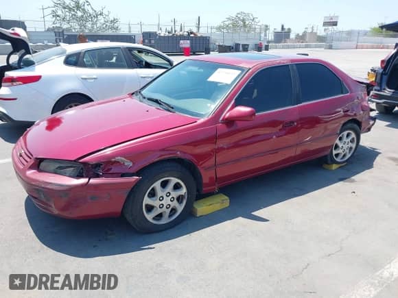 1997 Toyota Camry LE z VIN JT2BF22K9V0077628, wystawiony jako IAAI lot #42770453 z przebiegiem 257 721 mil mil oraz . Historia ofert i sprzedaży dostępna na DreamBid. Obrazek 2.