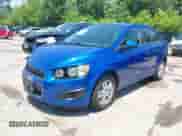 2016 Chevrolet Sonic LT z VIN 1G1JC5SBXG4122318, wystawiony jako IAAI lot #42441420 z przebiegiem 26 574 mil mil oraz . Historia ofert i sprzedaży dostępna na DreamBid. Obrazek 2.