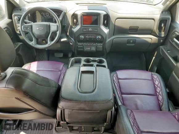 2024 Chevrolet Silverado 1500 Custom Trail Boss z VIN 3GCUDCE88RG346358, wystawiony jako Copart lot #68303935 z przebiegiem Nie podano mil oraz Szkoda całkowita • Salvage title. Historia ofert i sprzedaży dostępna na DreamBid. Obrazek 8.