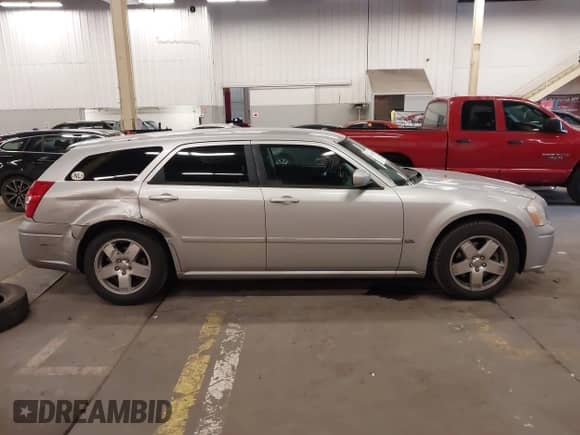 2005 Dodge Magnum SXT with VIN 2D4GZ48VX5H688672, listed as a IAAI auction lot 41466285 with 183,124 mi miles and . Bid and sale history available at DreamBid. Image 13.