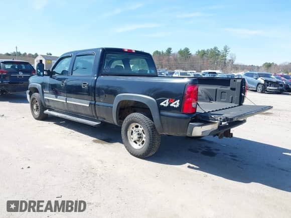 2005 Chevrolet Silverado 1500HD LT z VIN 1GCGK13U75F854050, wystawiony jako IAAI lot #41986318 z przebiegiem 146 818 mil mil oraz . Historia ofert i sprzedaży dostępna na DreamBid. Obrazek 3.