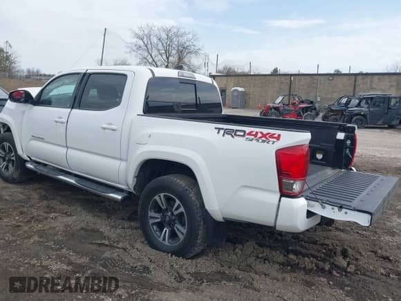 2017 Toyota Tacoma SR5 с VIN 3TMCZ5AN3HM106655, выставлен на аукционе IAAI как лот 41838777 с пробегом 63 740 миль миль и . История ставок и продаж доступна на DreamBid. Изображение 3.