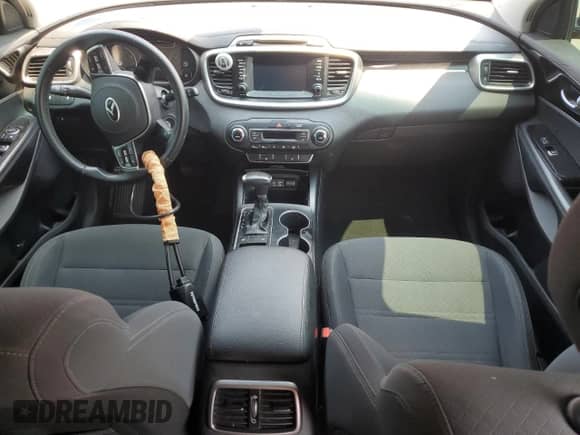 2019 Kia Sorento L z VIN 5XYPG4A35KG528172, wystawiony jako Copart lot #66986845 z przebiegiem 136 129 mil mil oraz Czysty tytuł • Clean title. Historia ofert i sprzedaży dostępna na DreamBid. Obrazek 8.