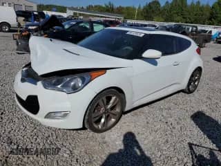 2013 Hyundai Veloster w/Gray Int z VIN KMHTC6AD4DU104557, wystawiony jako Copart lot #86129525 z przebiegiem 109 991 mil mil oraz Szkoda całkowita • Salvage title. Historia ofert i sprzedaży dostępna na DreamBid. Obrazek 1.