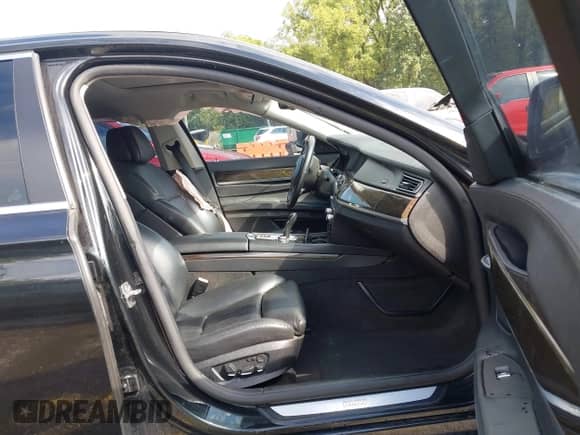 2012 BMW 7 Series 750Li xDrive с VIN WBAKC8C5XCC437820, выставлен на аукционе IAAI как лот 43296047 с пробегом 162 533 миль миль и . История ставок и продаж доступна на DreamBid. Изображение 5.