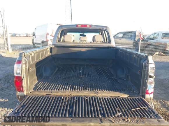 2006 Toyota Tundra SR5 с VIN 5TBET34116S515413, выставлен на аукционе IAAI как лот 43440217 с пробегом Не указан миль и . История ставок и продаж доступна на DreamBid. Изображение 17.