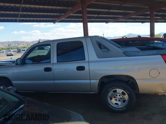 2005 Chevrolet Avalanche Z66 z VIN 3GNEC12Z15G228324, wystawiony jako IAAI lot #42428371 z przebiegiem Nie podano mil oraz . Historia ofert i sprzedaży dostępna na DreamBid. Obrazek 14.