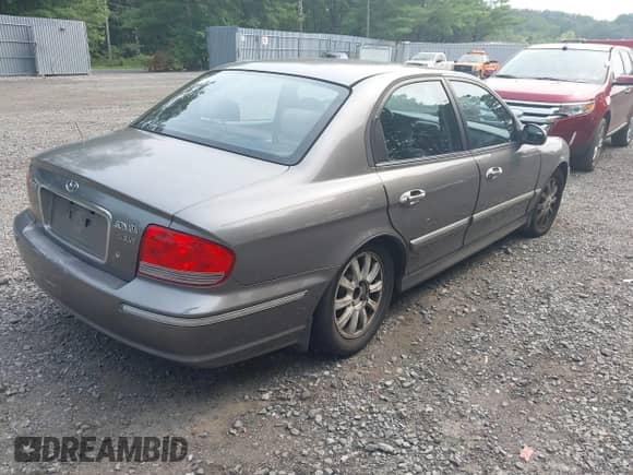 2002 Hyundai Sonata GLS z VIN KMHWF35HX2A675243, wystawiony jako IAAI lot #42914824 z przebiegiem 236 255 mil mil oraz . Historia ofert i sprzedaży dostępna na DreamBid. Obrazek 4.